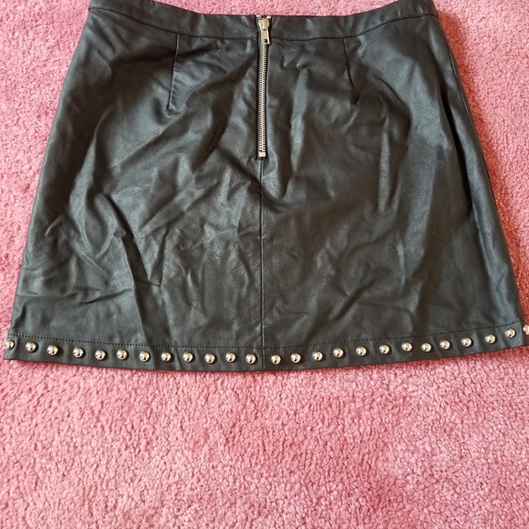 Faux leather mini skirt - Picture 2 of 2